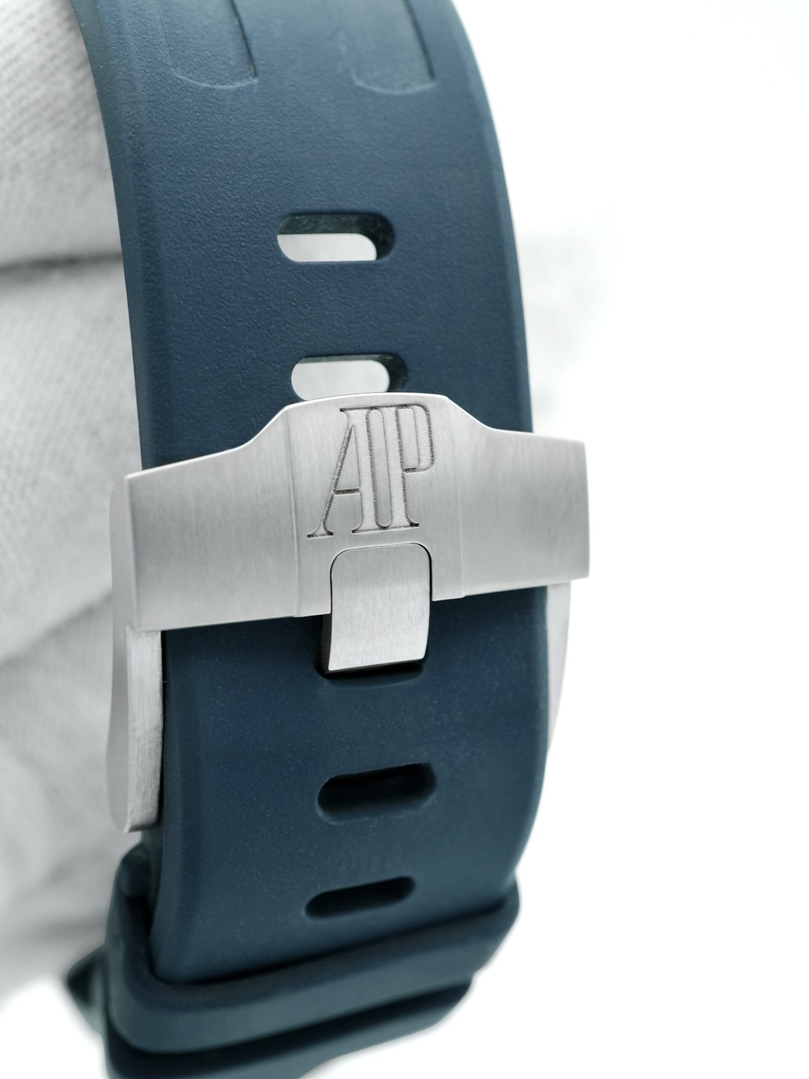 Audemars Piguet Royal Oak Offshore 42 mm / Titanium Blue – Bild 5